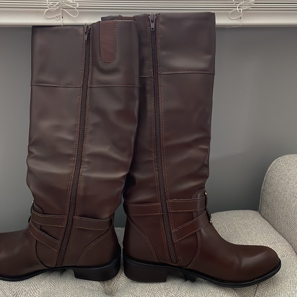 Women’s Boots - Picture 2 of 4